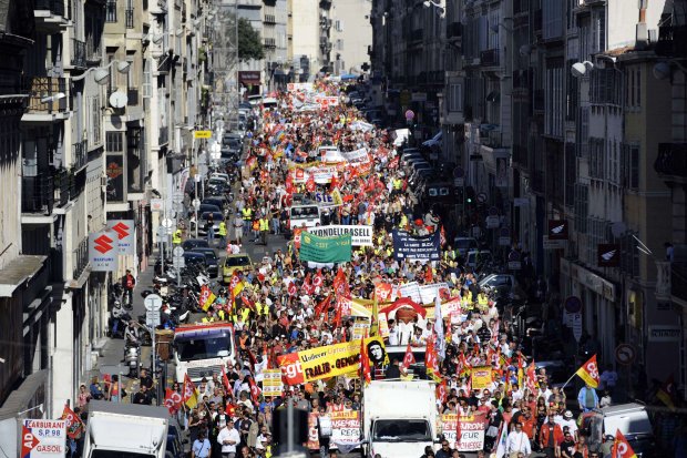 Franceses iniciam greves e protestos contra cortes orçamentários